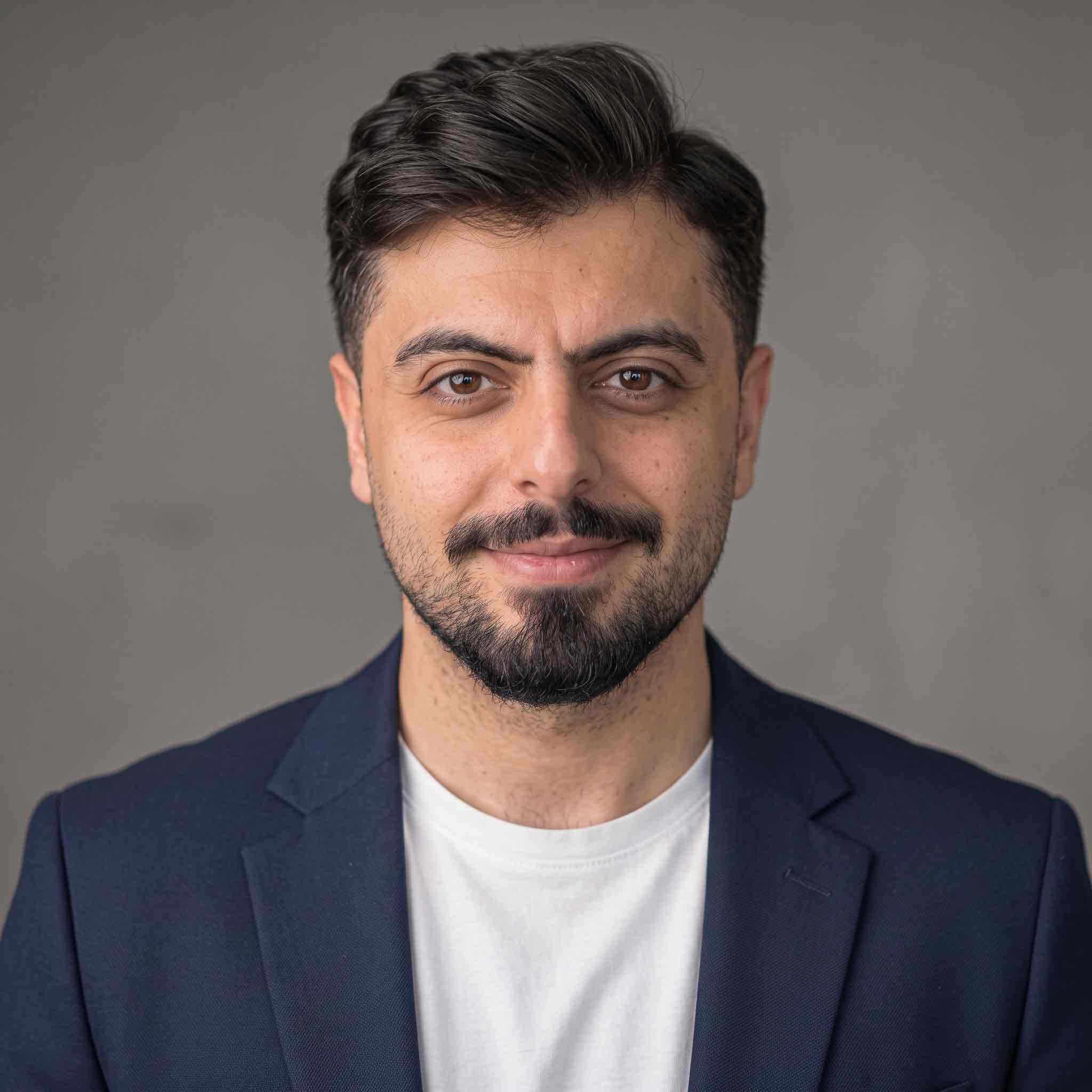 استاد ایلیا بازرگان مدرس هوش مصنوعی و دیجیتال مارکتینگ در قم